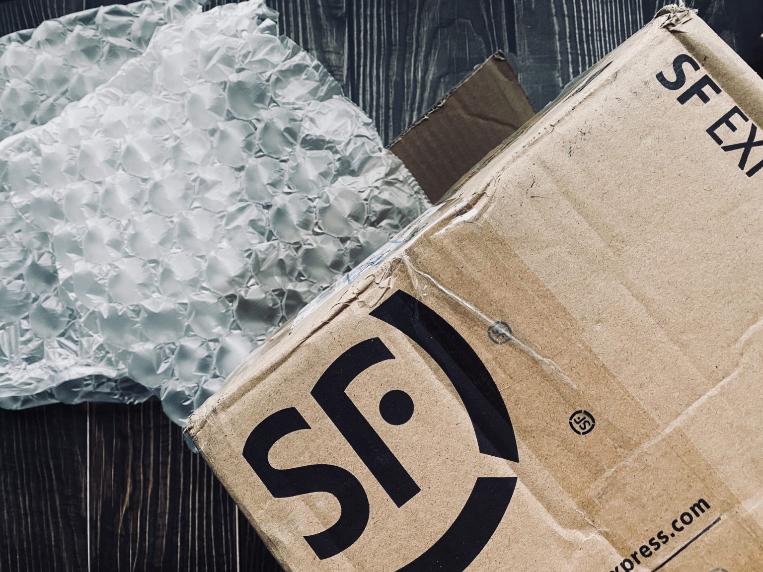 Chinese courier service deals with blockchain during pandemic Kurierdienst