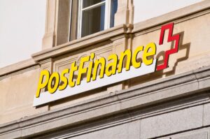 PostFinance opens its crypto offering with 22 coins to Swiss corporate clients. Custody runs via Sygnum, execution only, starting in May 2026.