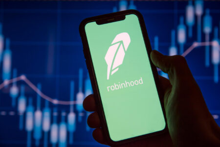 Robinhood misses Q1 2026: crypto revenue halved to 134 million USD, stock falls 11 percent. Schwab and Coinbase intensify competition.