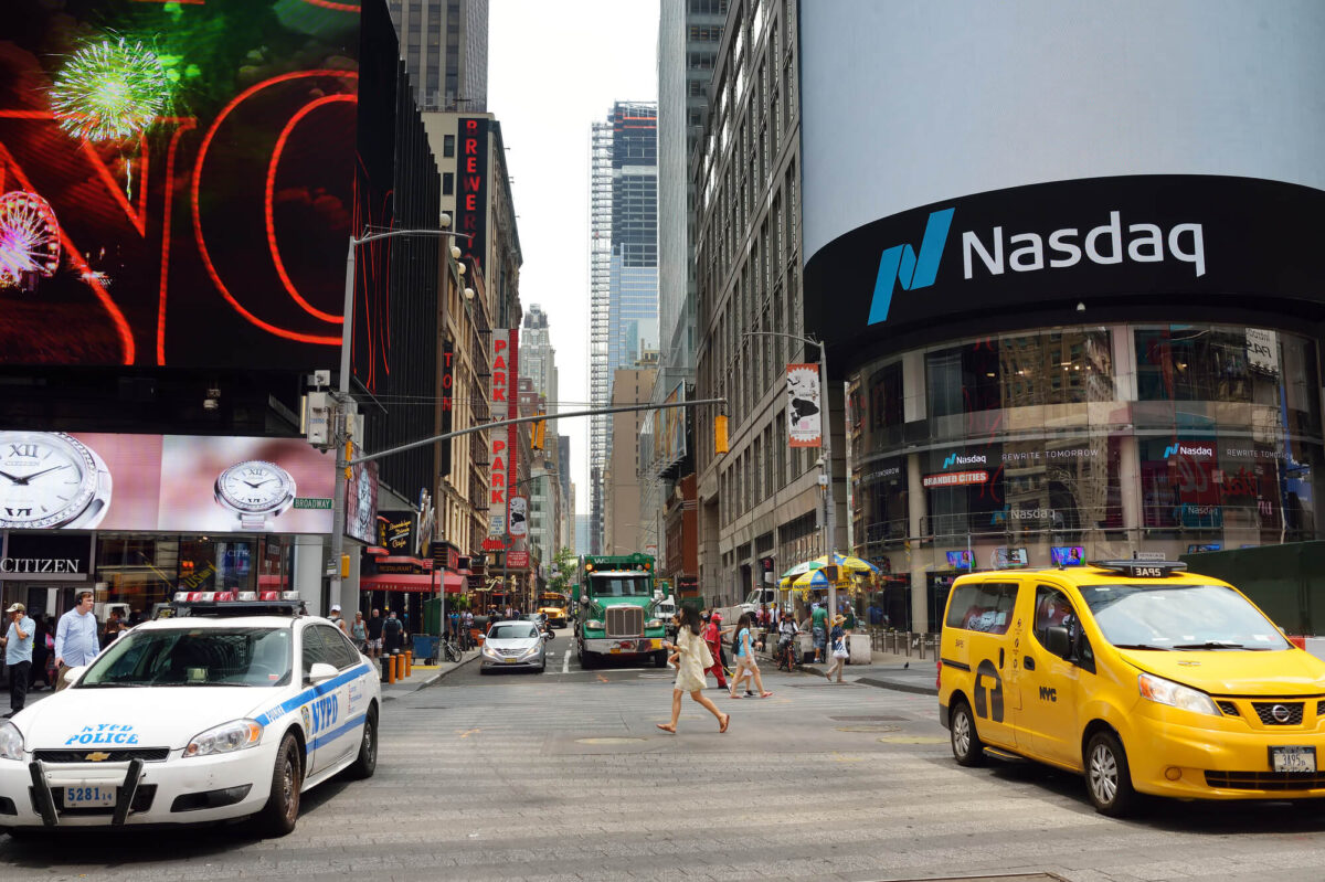 SEC approves Nasdaq's joint proposal with Kraken for tokenized securities: stocks and ETFs can now trade on-chain.