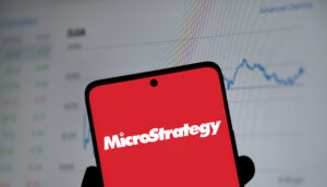 Strategy CEO Phong Le confirms the company stays a Bitcoin buyer and sees debt risks only if Bitcoin falls below USD 10,000.