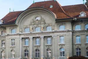 Large stablecoins outside the banking system could weaken the effect of monetary policy, according to SNB Governing Board member Petra Tschudin.