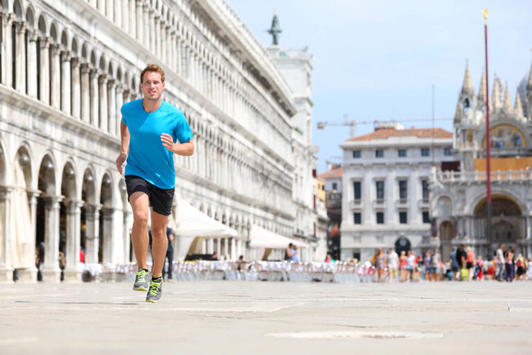 Frontrunning nutzt Order-Vorteile, um vor anderen zu handeln und aus der folgenden Kursbewegung Gewinn zu ziehen.