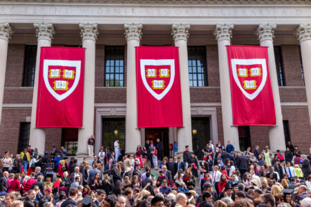 Harvard fund triples its allocation to Bitcoin ETFs to 440 million USD Harvard Fonds verdreifacht Anteil an Bitcoin-ETFs auf 440 Mio. USD