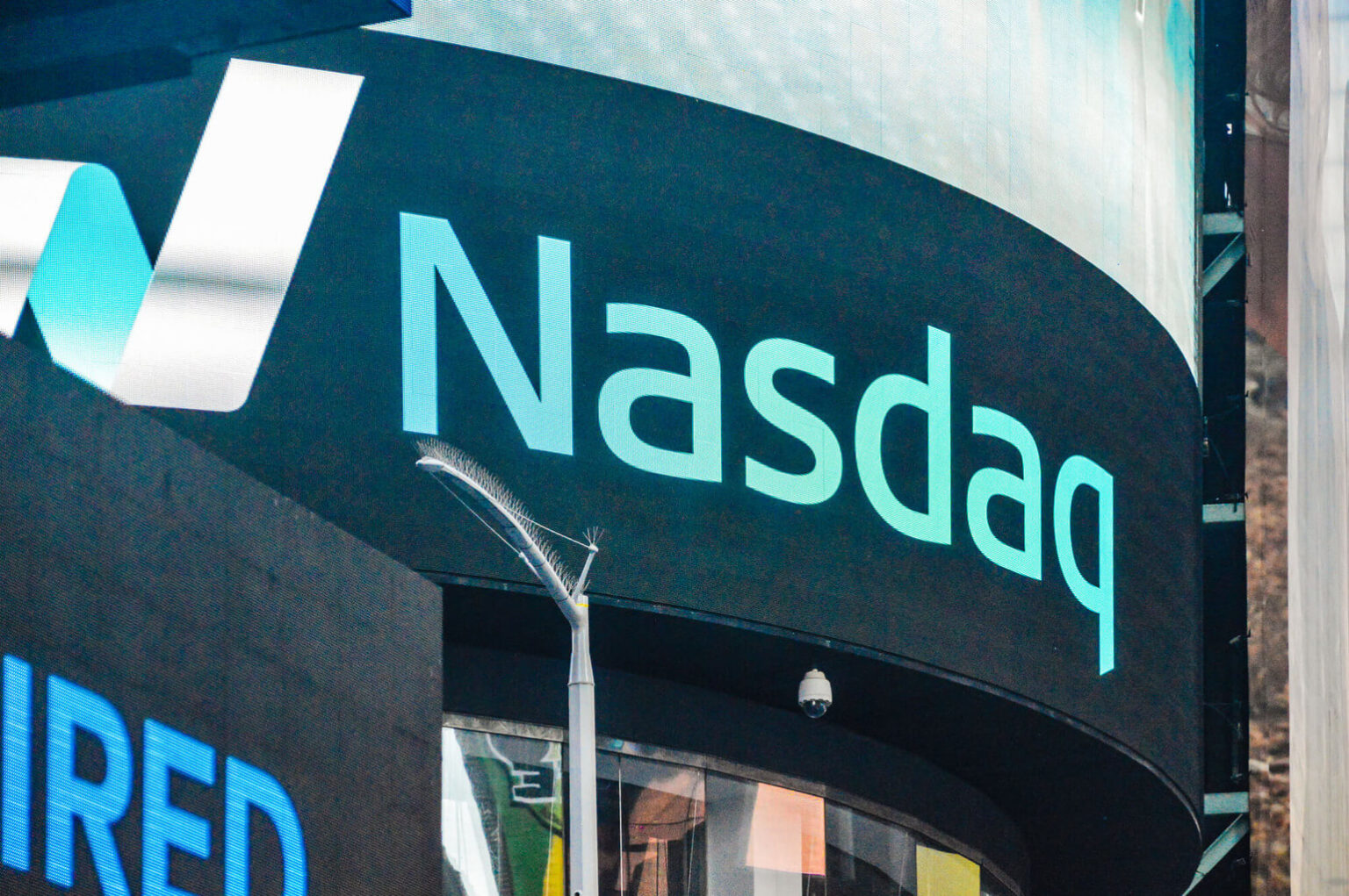 Nasdaq and Kraken are developing a gateway for tokenized equities between regulated exchanges and decentralized finance (DeFi) networks.