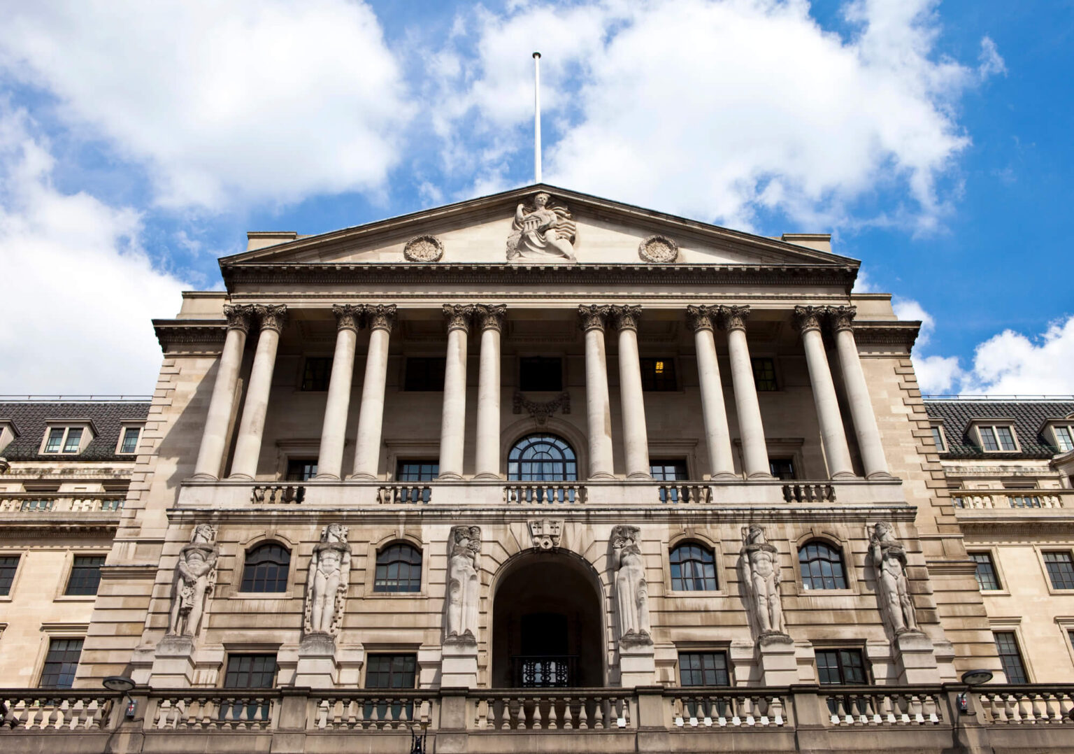 Bank of England opens up to alternatives for stablecoin holding limits Die Bank of England prüft Alternativen zu Haltelimits für Sterling-Stablecoins. Branchenkritik trifft auf konservative Reservepflichten.