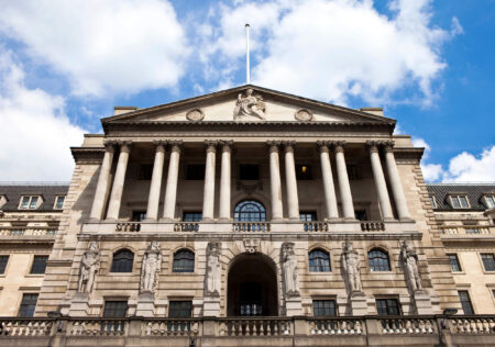 Die Bank of England prüft Alternativen zu Haltelimits für Sterling-Stablecoins. Branchenkritik trifft auf konservative Reservepflichten.