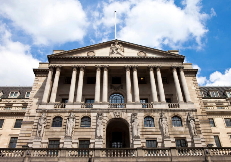 Die Bank of England prüft Alternativen zu Haltelimits für Sterling-Stablecoins. Branchenkritik trifft auf konservative Reservepflichten.