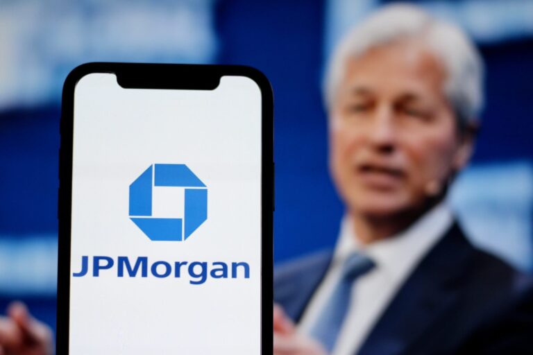 Jamie Dimon attacks Coinbase CEO Armstrong and fights for the banks' stablecoin yield rule in the CLARITY Act lobbying battle.