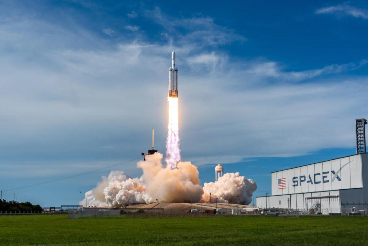 SpaceX Pre-IPO perpetual on Hyperliquid implies valuation above USD 2 trillion, four weeks before the planned Nasdaq listing on 12 June.