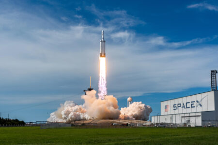 SpaceX Pre-IPO perpetual on Hyperliquid implies valuation above USD 2 trillion, four weeks before the planned Nasdaq listing on 12 June.