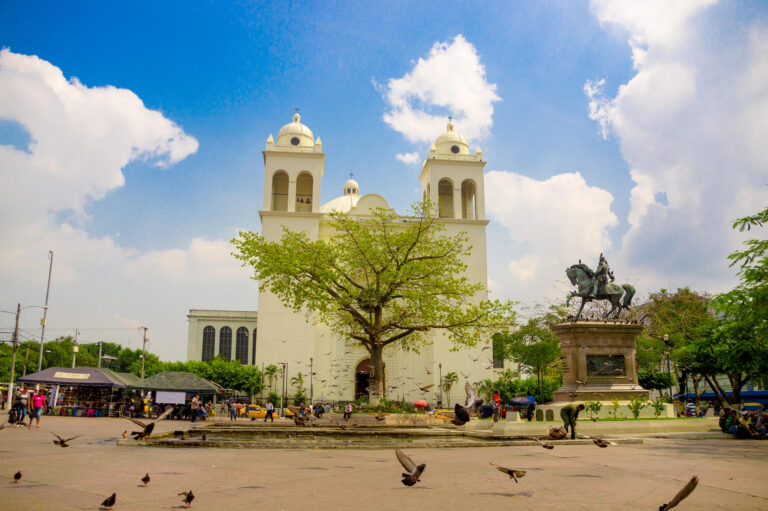 IMF: El Salvador halted state Bitcoin purchases under pressure The IMF is releasing around USD 140 million after El Salvador stopped buying Bitcoin with public funds, ending state purchases since June 2025.