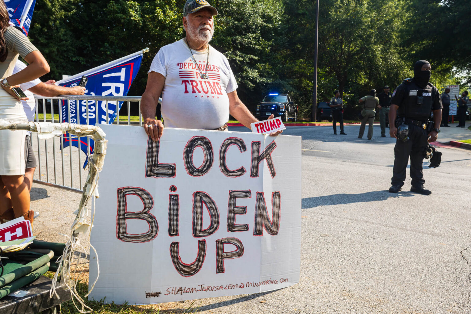 LAPTOP: Hunter Biden to launch memecoin on Base Hunter Biden brings the memecoin LAPTOP to Base and hands out 20% of the supply by airdrop, partly to wallets holding TRUMP losses.
